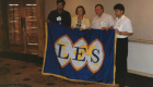 Zakladateľky LES Česká republika preberajú vlajku LES na konferencii LES v roku 1997 v Porto Ricu